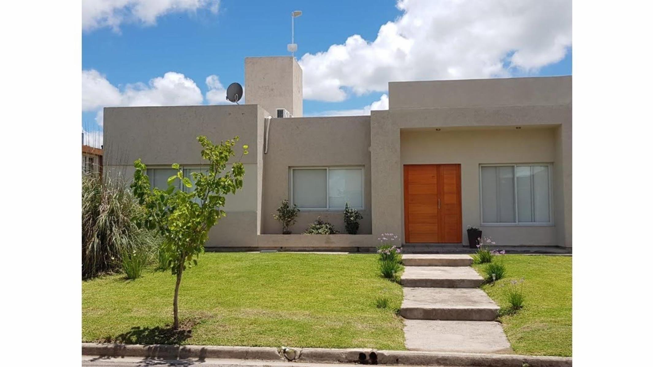 Hermosa casa en Barrio Tejas III . 3 dormtorios. Parque. Piscina — foto 4