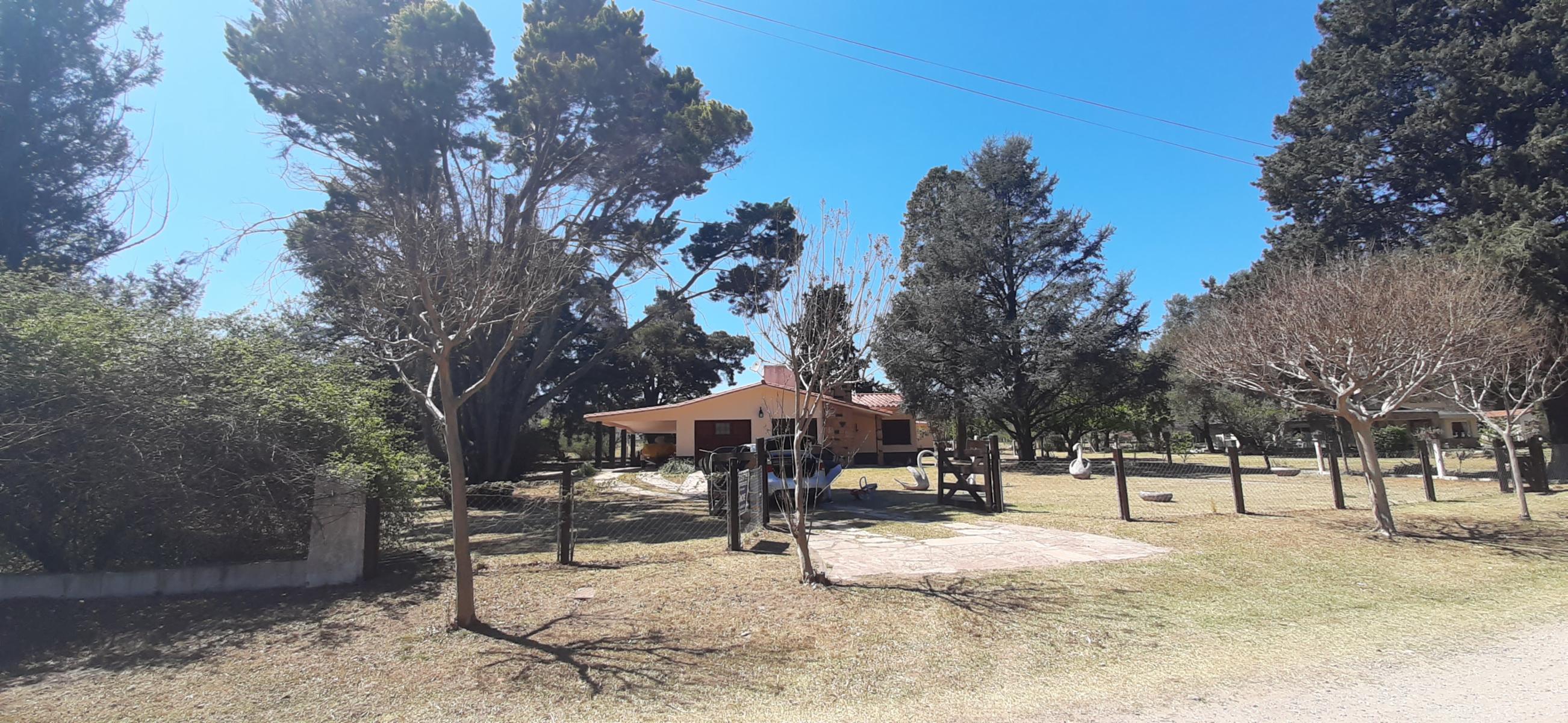 V83 - CASA 3 DORMITORIOS CON GRAN PARQUE Y PISCINA. — foto 2