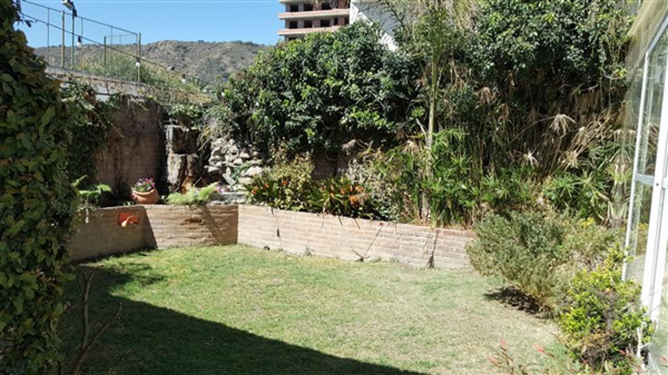 HERMOSA PROPIEDAD CÉNTRICA PARA 10-12 PERSONAS, CON PISCINA CERRADA, QUINCHO, COCHERAS Y EQUIPAMIENTO FULL — foto 13