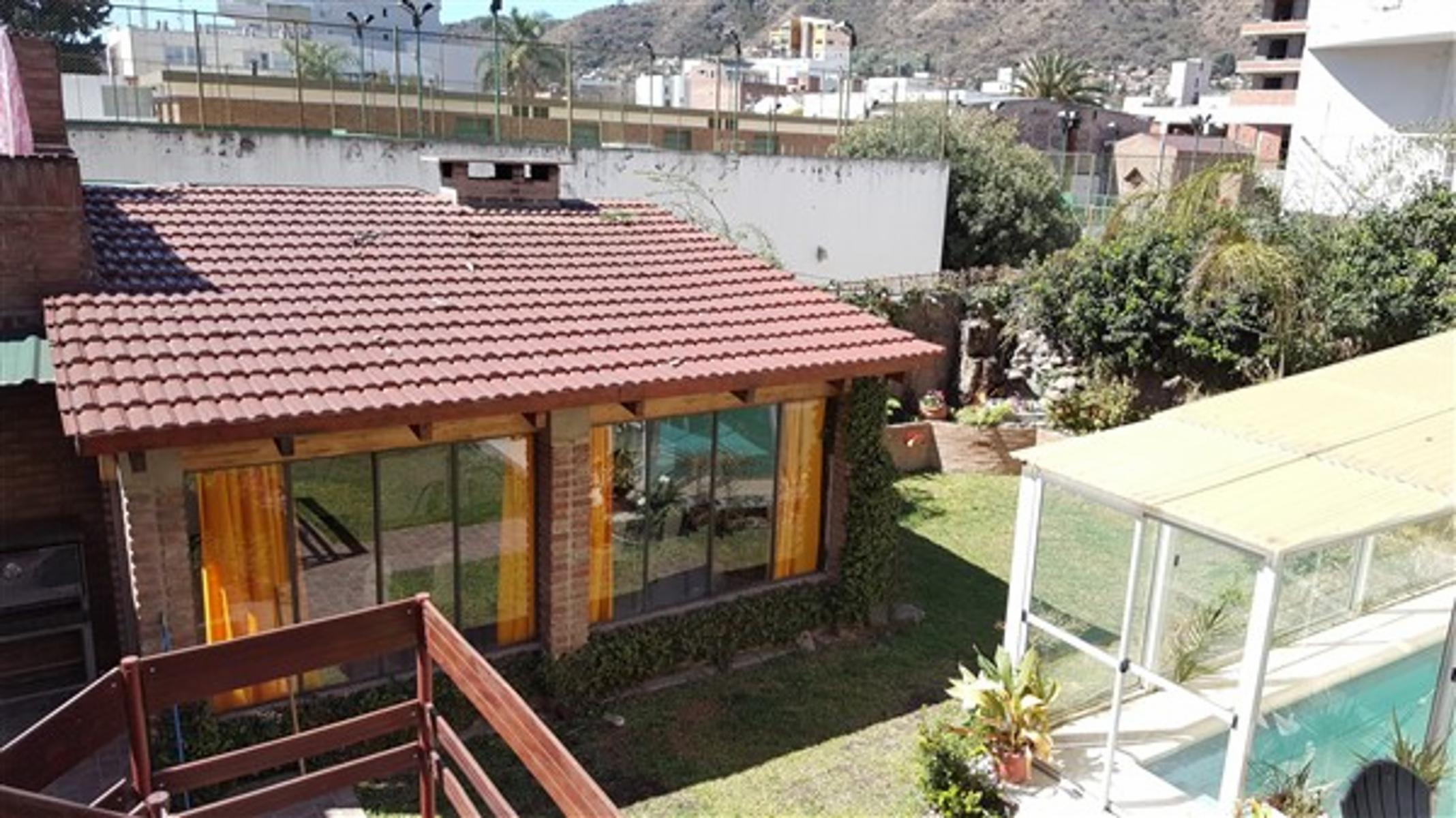 HERMOSA PROPIEDAD CÉNTRICA PARA 10-12 PERSONAS, CON PISCINA CERRADA, QUINCHO, COCHERAS Y EQUIPAMIENTO FULL — foto 14