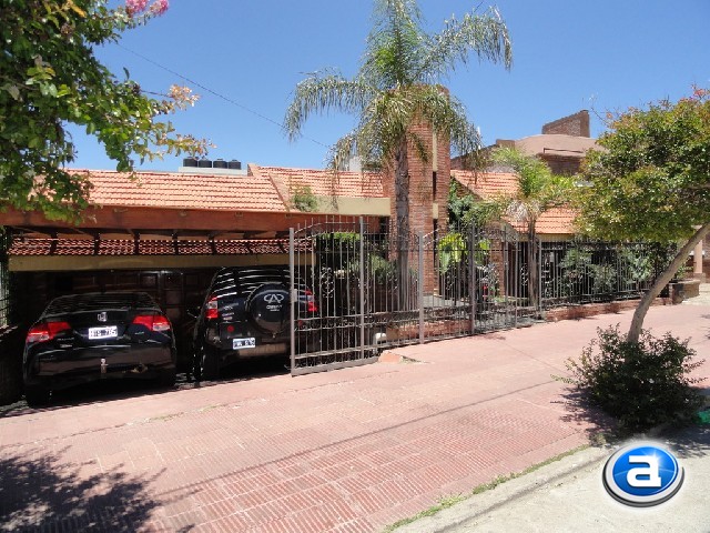 HERMOSA PROPIEDAD CÉNTRICA PARA 10-12 PERSONAS, CON PISCINA CERRADA, QUINCHO, COCHERAS Y EQUIPAMIENTO FULL