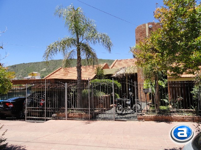 HERMOSA PROPIEDAD CÉNTRICA PARA 10-12 PERSONAS, CON PISCINA CERRADA, QUINCHO, COCHERAS Y EQUIPAMIENTO FULL — foto 2