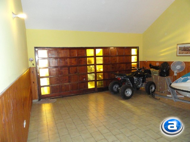 HERMOSA PROPIEDAD CÉNTRICA PARA 10-12 PERSONAS, CON PISCINA CERRADA, QUINCHO, COCHERAS Y EQUIPAMIENTO FULL — foto 3