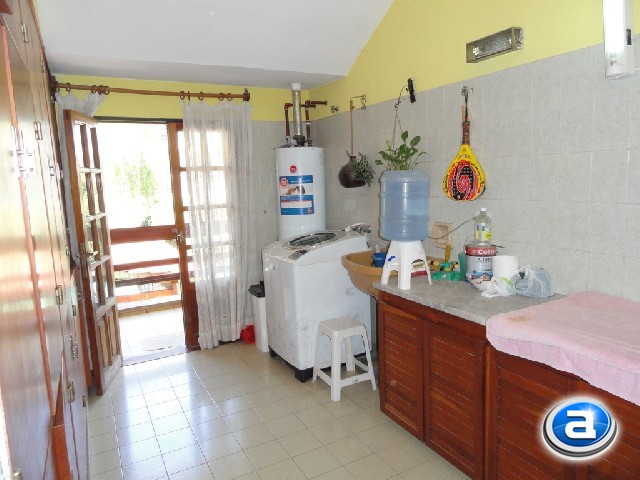 HERMOSA PROPIEDAD CÉNTRICA PARA 10-12 PERSONAS, CON PISCINA CERRADA, QUINCHO, COCHERAS Y EQUIPAMIENTO FULL — foto 4