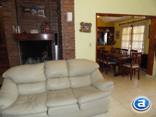 HERMOSA PROPIEDAD CÉNTRICA PARA 10-12 PERSONAS, CON PISCINA CERRADA, QUINCHO, COCHERAS Y EQUIPAMIENTO FULL — foto 6