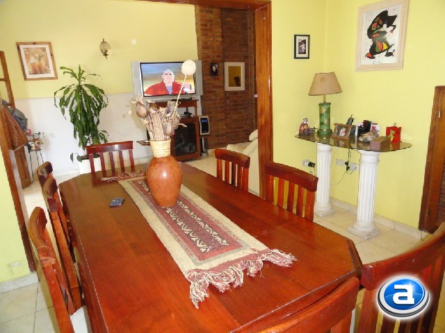 HERMOSA PROPIEDAD CÉNTRICA PARA 10-12 PERSONAS, CON PISCINA CERRADA, QUINCHO, COCHERAS Y EQUIPAMIENTO FULL — foto 7