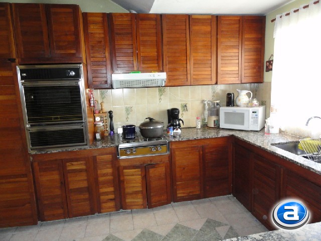 HERMOSA PROPIEDAD CÉNTRICA PARA 10-12 PERSONAS, CON PISCINA CERRADA, QUINCHO, COCHERAS Y EQUIPAMIENTO FULL — foto 8