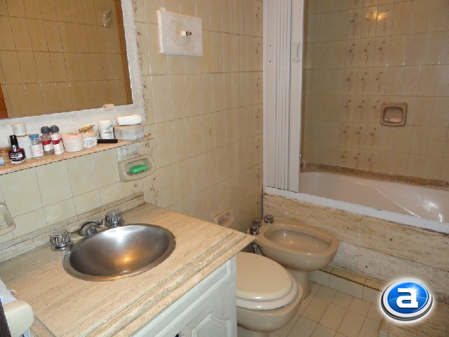 HERMOSA PROPIEDAD CÉNTRICA PARA 10-12 PERSONAS, CON PISCINA CERRADA, QUINCHO, COCHERAS Y EQUIPAMIENTO FULL — foto 9