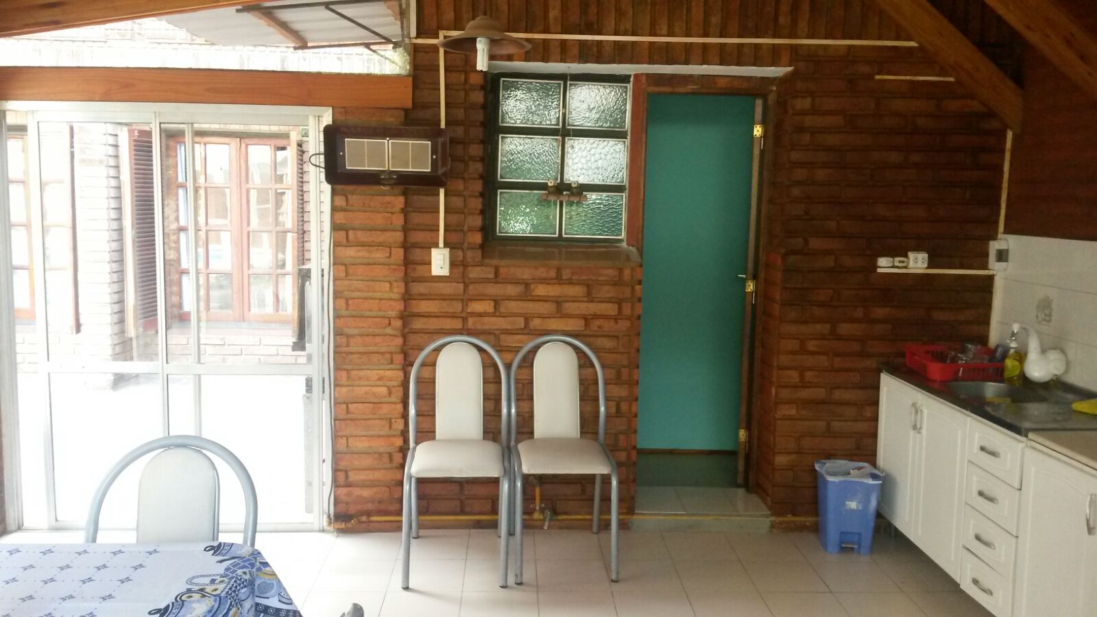 HERMOSA PROPIEDAD CÉNTRICA PARA 10-12 PERSONAS, CON PISCINA CERRADA, QUINCHO, COCHERAS Y EQUIPAMIENTO FULL — foto 10