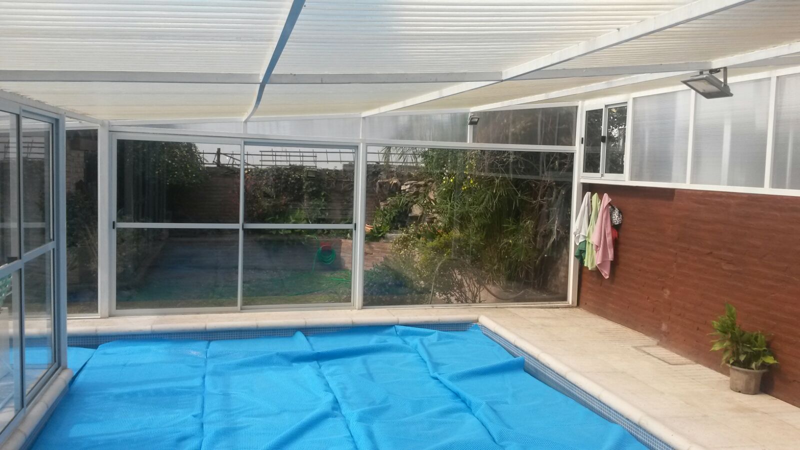 HERMOSA PROPIEDAD CÉNTRICA PARA 10-12 PERSONAS, CON PISCINA CERRADA, QUINCHO, COCHERAS Y EQUIPAMIENTO FULL — foto 11