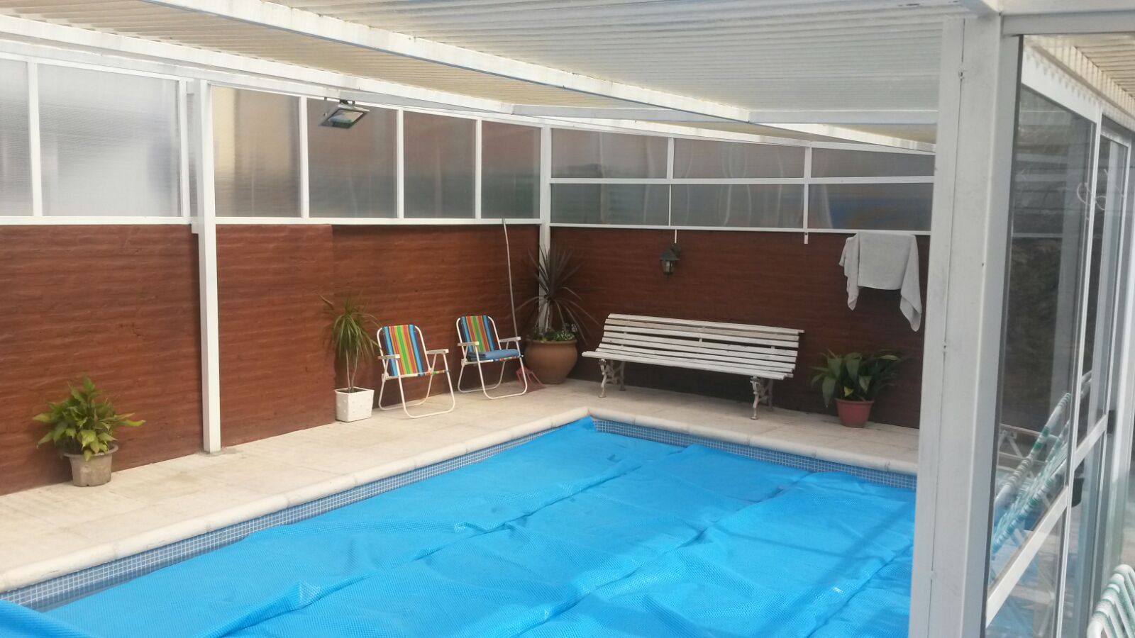 HERMOSA PROPIEDAD CÉNTRICA PARA 10-12 PERSONAS, CON PISCINA CERRADA, QUINCHO, COCHERAS Y EQUIPAMIENTO FULL — foto 12