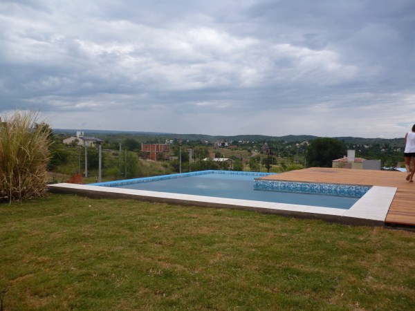 HERMOSO CHALET DE 1° CATEGORIA EN B° CERRADO DE MONTAÑA. PILETA-QUINCHO-COCHERA-CANCHA DE FUTBOL PROPIA — foto 2