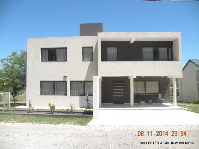 AMPLIO Y MODERNO CHALET – 3 DORMITORIOS – TERRAZA – PATIO – PISCINA – GALERIA CON ASADOR – HERMOSA VISTA