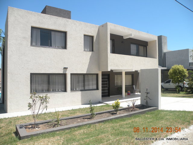 AMPLIO Y MODERNO CHALET – 3 DORMITORIOS – TERRAZA – PATIO – PISCINA – GALERIA CON ASADOR – HERMOSA VISTA — foto 2