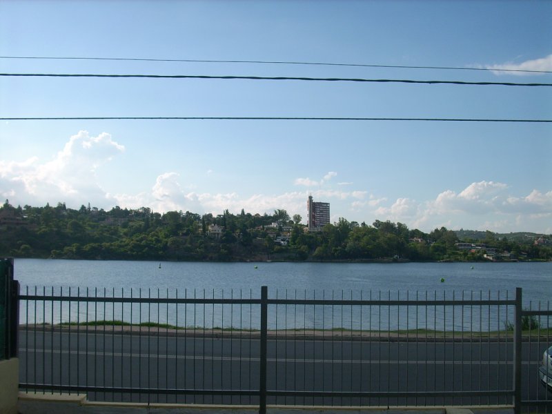 CHALET FRENTE AL LAGO CON PILETA Y PARQUE – HERMOSA VISTA PARA 6/7 PERSONAS — foto 2