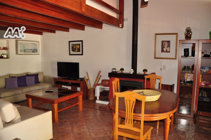 MUY LINDA CASA, CON PILETA, EN ZONA CÉNTRICA. PARA 7/8 PERSONAS