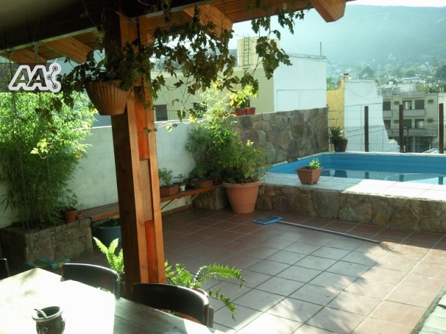 MUY LINDA CASA, CON PILETA, EN ZONA CÉNTRICA. PARA 7/8 PERSONAS — foto 2