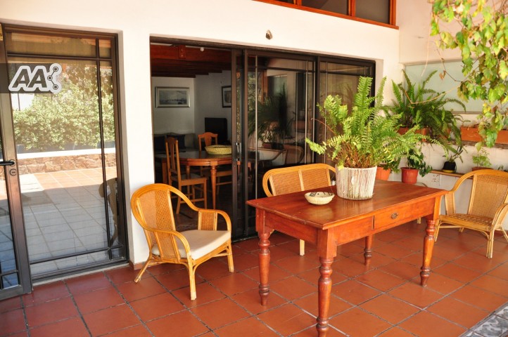 MUY LINDA CASA, CON PILETA, EN ZONA CÉNTRICA. PARA 7/8 PERSONAS — foto 3
