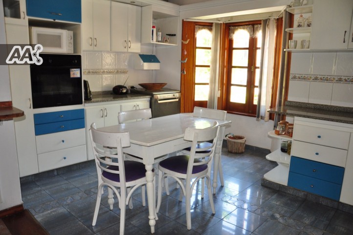 MUY LINDA CASA, CON PILETA, EN ZONA CÉNTRICA. PARA 7/8 PERSONAS — foto 7
