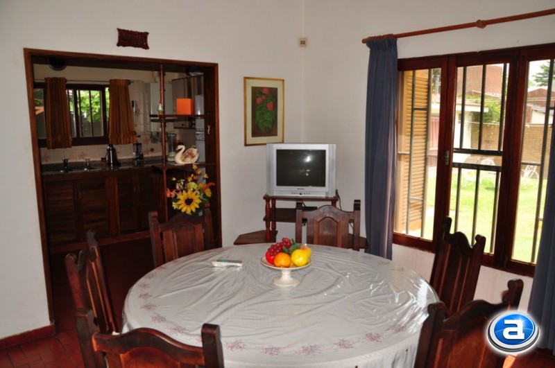 CHALET para 8 CON PARQUE, PISCINA, ASADOR, A 100 METROS DEL LAGO SAN ROQUE — foto 3