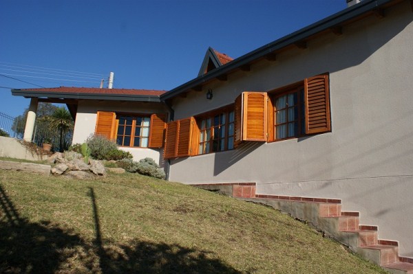 CASA CON PISCINA – PARQUE – QUINCHO – EQUIPAMIENTO FULL - A 5 MINUTOS DEL CENTRO