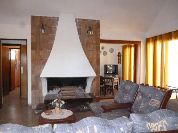 CHALET CON GRAN PARQUE – PILETA Y QUINCHO GRANDES – COCHERA PARA 10 PERSONAS