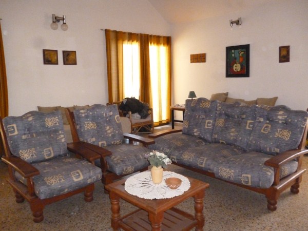 CHALET CON GRAN PARQUE – PILETA Y QUINCHO GRANDES – COCHERA PARA 10 PERSONAS — foto 4