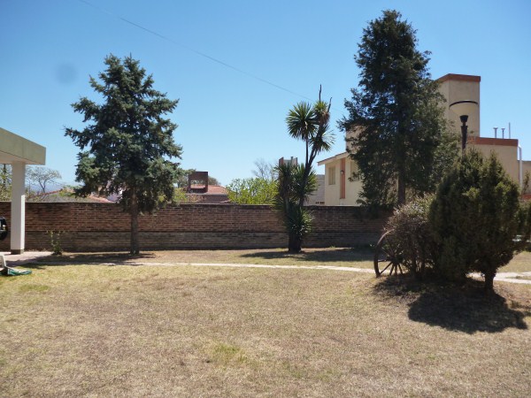 CHALET CON GRAN PARQUE – PILETA Y QUINCHO GRANDES – COCHERA PARA 10 PERSONAS — foto 8