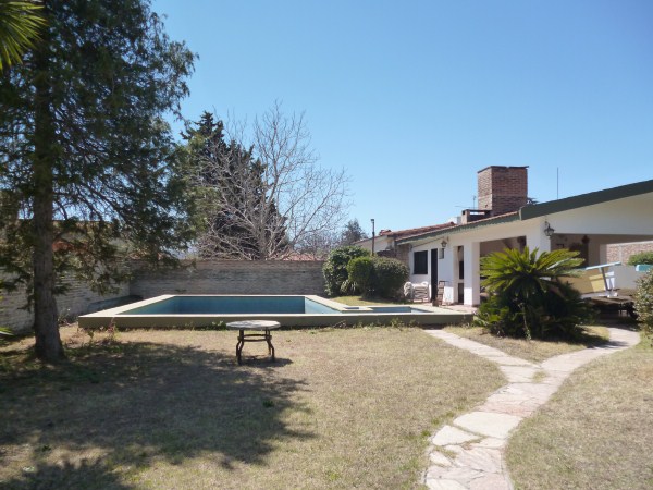 CHALET CON GRAN PARQUE – PILETA Y QUINCHO GRANDES – COCHERA PARA 10 PERSONAS — foto 10
