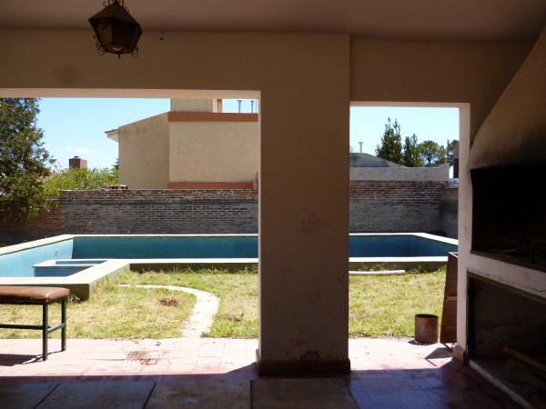CHALET CON GRAN PARQUE – PILETA Y QUINCHO GRANDES – COCHERA PARA 10 PERSONAS — foto 12
