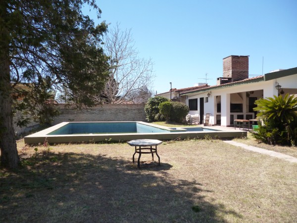 CHALET CON GRAN PARQUE – PILETA Y QUINCHO GRANDES – COCHERA PARA 10 PERSONAS — foto 13