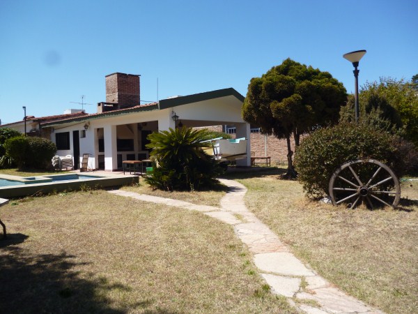 CHALET CON GRAN PARQUE – PILETA Y QUINCHO GRANDES – COCHERA PARA 10 PERSONAS — foto 15