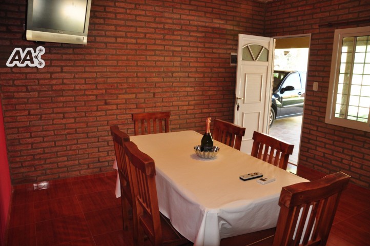 COMPLEJO TURISTICO. 2 CASAS + UN DEPTO CON COCHERA-PATIO-Y EQUIPAMIENTO FULL — foto 4