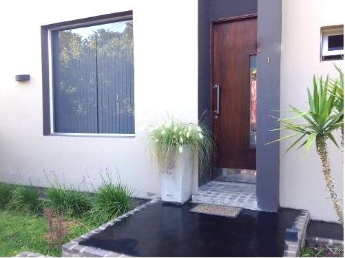 HERMOSO Y MODERNO CHALET DE ESTILO MINIMALISTA EN EXCLUSIVO BARRIO DE CARLOS PAZ . PISCINA – COCHERA – QUINCHO Y EQUIPAMIENTO FULL !!