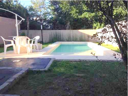 HERMOSO Y MODERNO CHALET DE ESTILO MINIMALISTA EN EXCLUSIVO BARRIO DE CARLOS PAZ . PISCINA – COCHERA – QUINCHO Y EQUIPAMIENTO FULL !! — foto 2