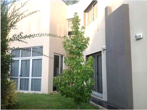 HERMOSO Y MODERNO CHALET DE ESTILO MINIMALISTA EN EXCLUSIVO BARRIO DE CARLOS PAZ . PISCINA – COCHERA – QUINCHO Y EQUIPAMIENTO FULL !! — foto 3