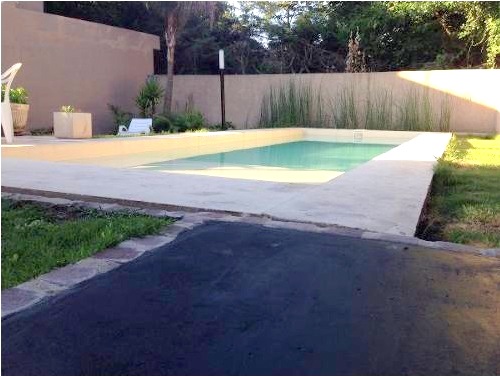 HERMOSO Y MODERNO CHALET DE ESTILO MINIMALISTA EN EXCLUSIVO BARRIO DE CARLOS PAZ . PISCINA – COCHERA – QUINCHO Y EQUIPAMIENTO FULL !! — foto 5