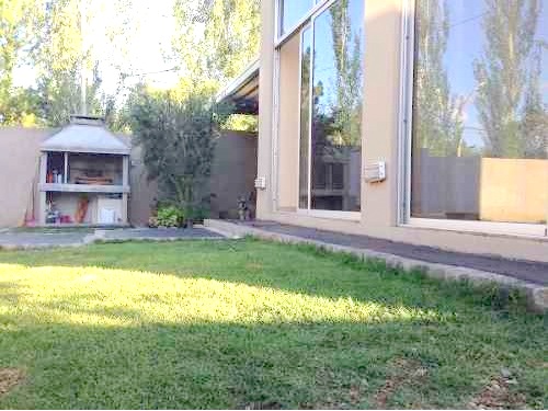 HERMOSO Y MODERNO CHALET DE ESTILO MINIMALISTA EN EXCLUSIVO BARRIO DE CARLOS PAZ . PISCINA – COCHERA – QUINCHO Y EQUIPAMIENTO FULL !! — foto 12
