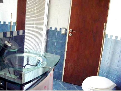 HERMOSO Y MODERNO CHALET DE ESTILO MINIMALISTA EN EXCLUSIVO BARRIO DE CARLOS PAZ . PISCINA – COCHERA – QUINCHO Y EQUIPAMIENTO FULL !! — foto 13