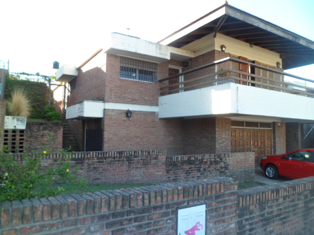 CHALET MUY AMPLIO – CENTRICO – CON PARQUE – PISCINA – QUINCHO