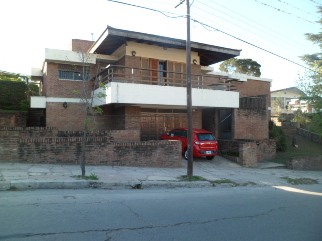 CHALET MUY AMPLIO – CENTRICO – CON PARQUE – PISCINA – QUINCHO — foto 2