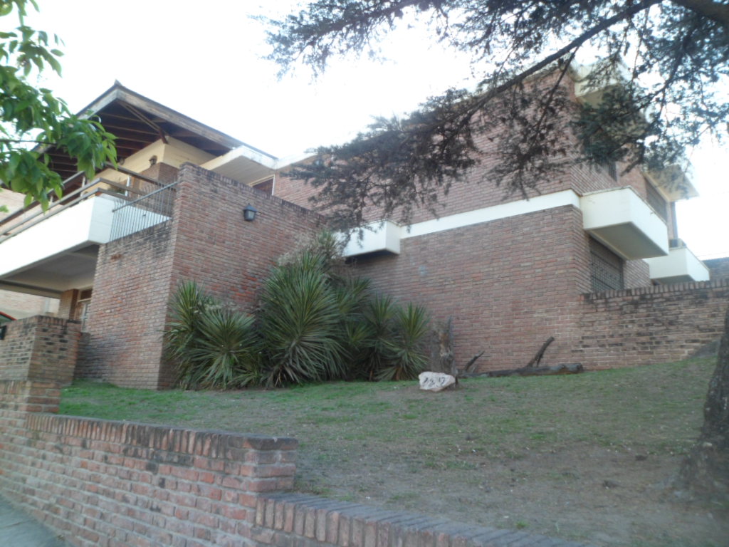 CHALET MUY AMPLIO – CENTRICO – CON PARQUE – PISCINA – QUINCHO — foto 3