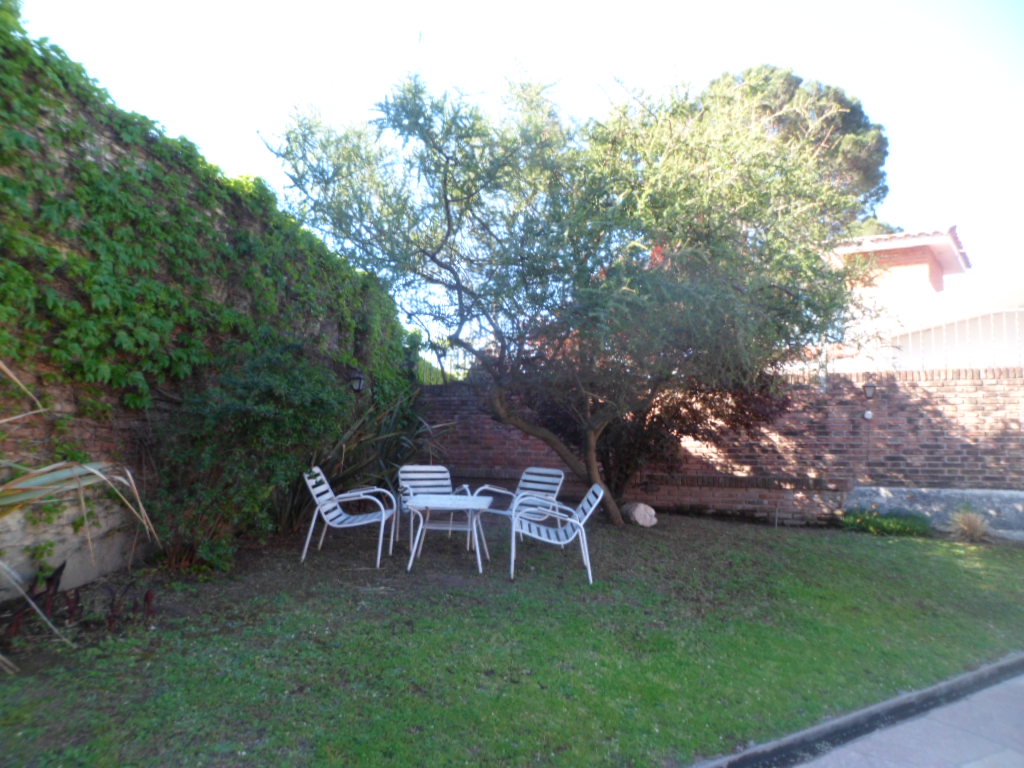 CHALET MUY AMPLIO – CENTRICO – CON PARQUE – PISCINA – QUINCHO — foto 4