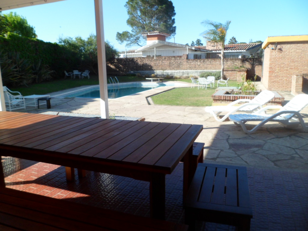 CHALET MUY AMPLIO – CENTRICO – CON PARQUE – PISCINA – QUINCHO — foto 6