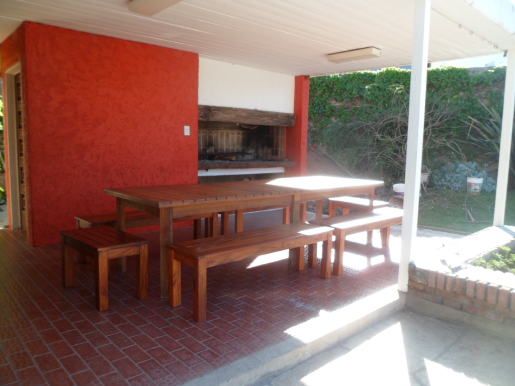 CHALET MUY AMPLIO – CENTRICO – CON PARQUE – PISCINA – QUINCHO — foto 8