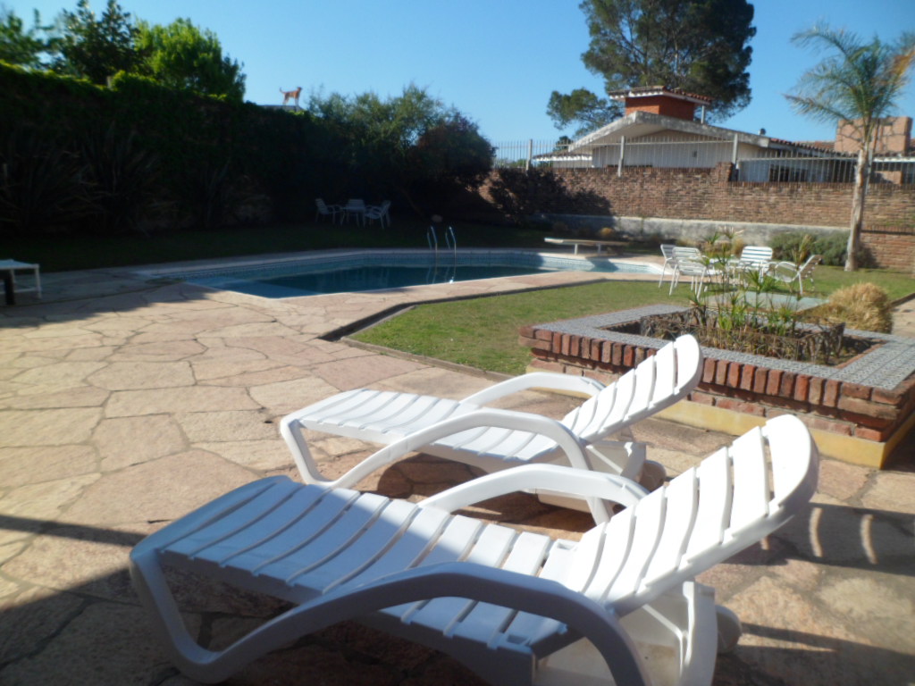 CHALET MUY AMPLIO – CENTRICO – CON PARQUE – PISCINA – QUINCHO — foto 9