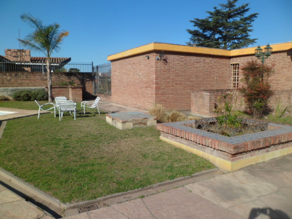 CHALET MUY AMPLIO – CENTRICO – CON PARQUE – PISCINA – QUINCHO — foto 10