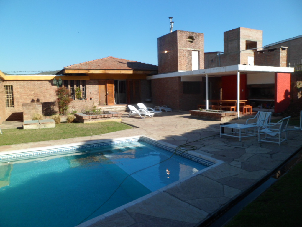 CHALET MUY AMPLIO – CENTRICO – CON PARQUE – PISCINA – QUINCHO — foto 11