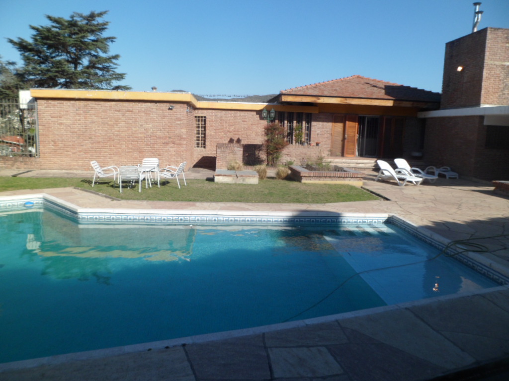 CHALET MUY AMPLIO – CENTRICO – CON PARQUE – PISCINA – QUINCHO — foto 12