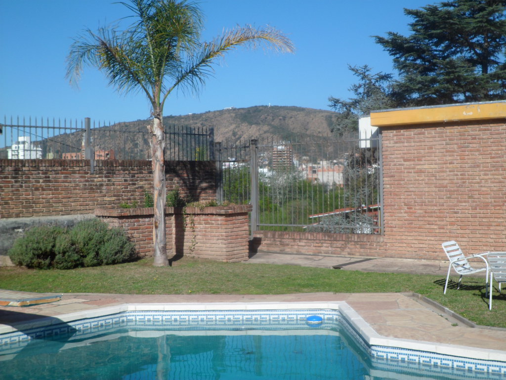 CHALET MUY AMPLIO – CENTRICO – CON PARQUE – PISCINA – QUINCHO — foto 13